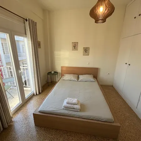 Starry - 3 Minutes From Metro Station Athens